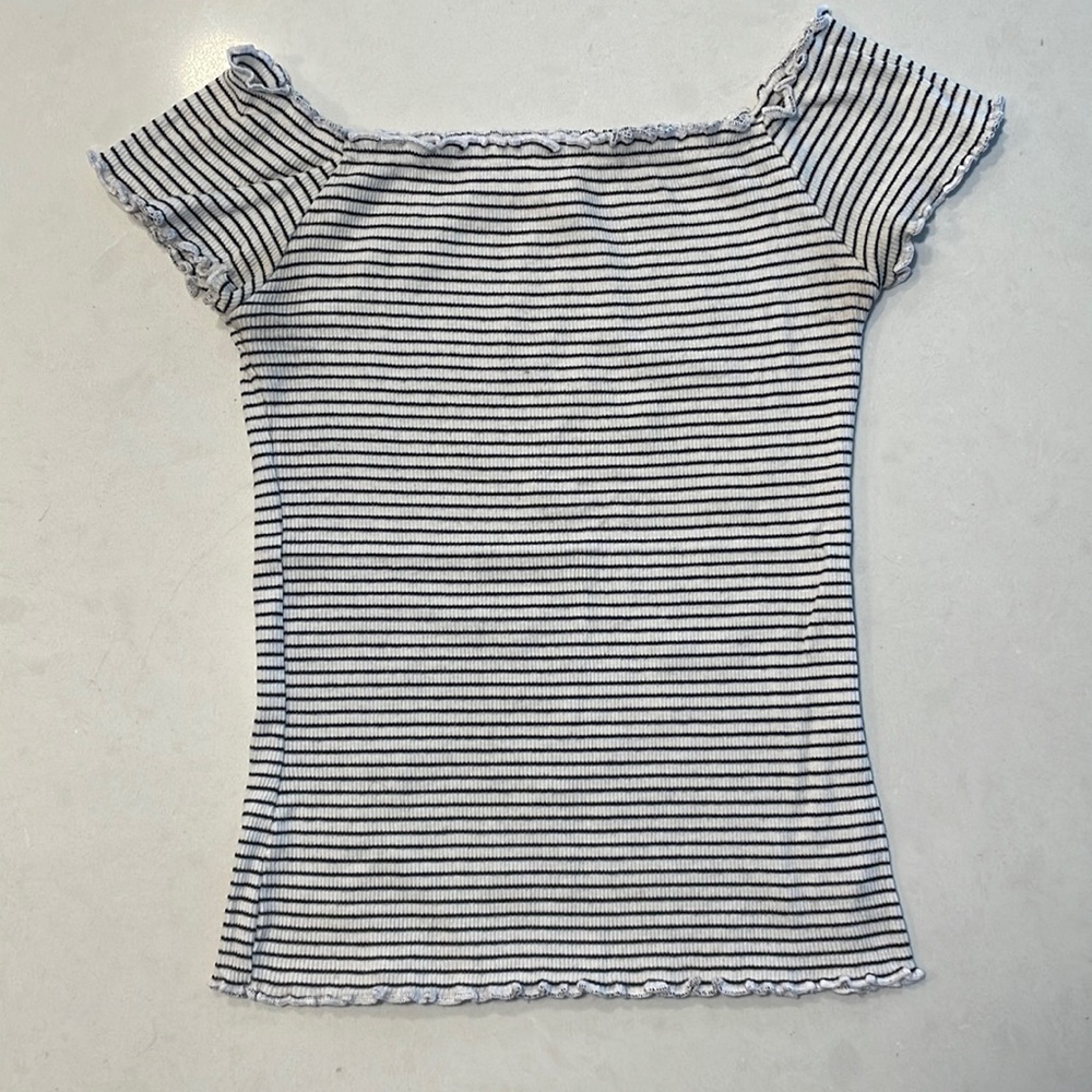 HOLLISTER SIZE (XS) OFF THE SHOULDER RUFFLE TRIM CROP TOP